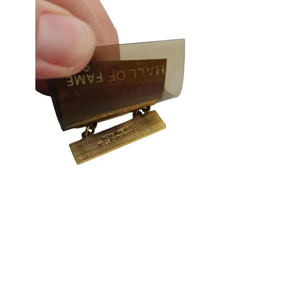 Hang Ten World's Greatest Neighbor Hall of Fame Footprints Lapel Brooch Pin VTG - Picture 3 of 4